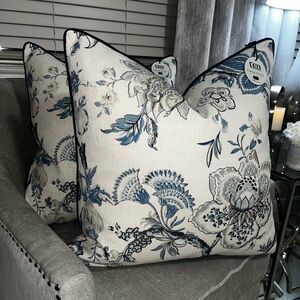 1-NWT CALLISTO HOME FLORAL DESIGN GEO REVERSIBLE DECORATIVE PILLOW